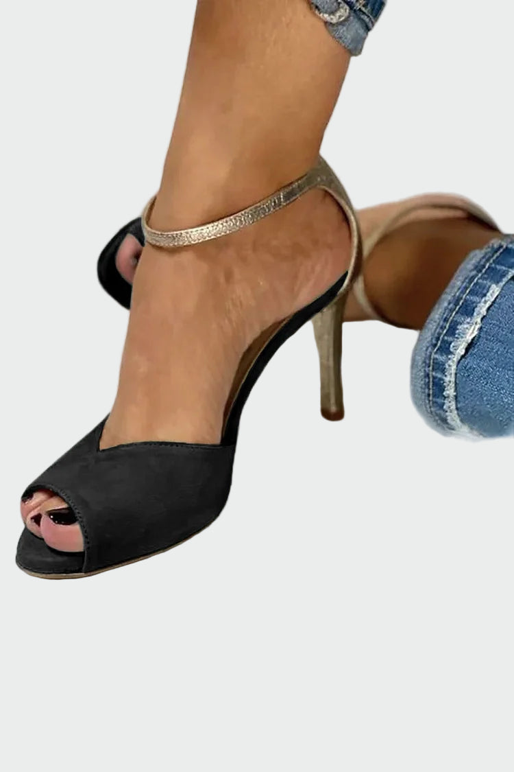 Tyylikäs sandaali | metallinauhoilla