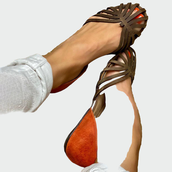 Leikkauksilla | kaksivärisellä yksityiskohdalla varustetut sandaalit