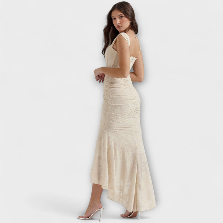 Pitkä Mekko | Tyylikkäällä ja Hienostuneella Korsetilla