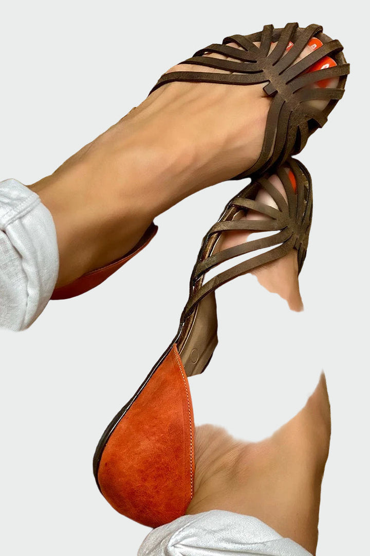 Leikkauksilla | kaksivärisellä yksityiskohdalla varustetut sandaalit