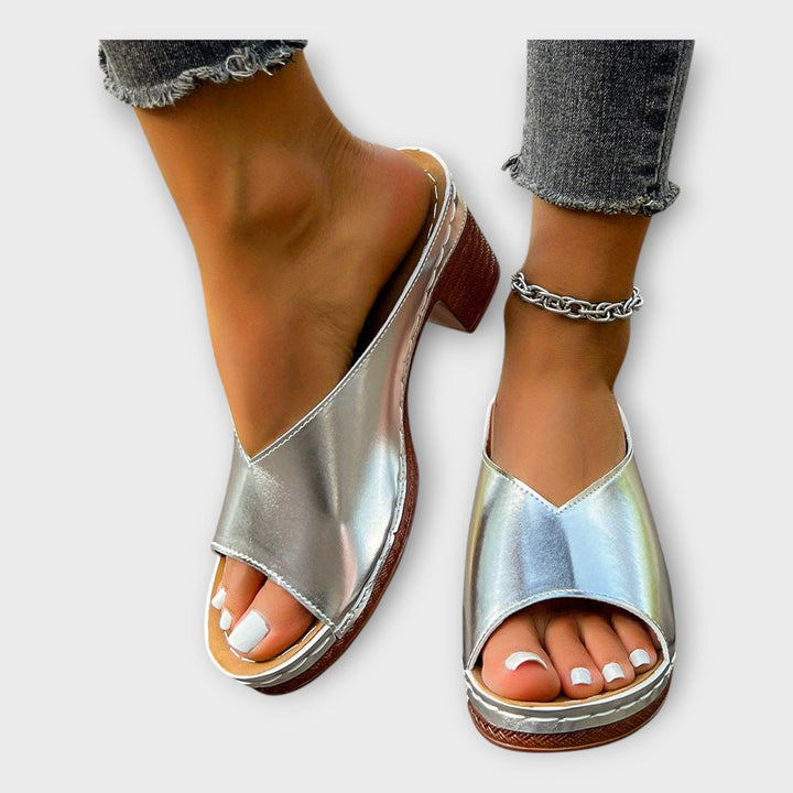 Paksupohjaiset sandaalit | avonaisella kantapäällä