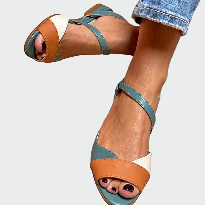 Värikkäillä Yksityiskohdilla | Varustetut Sandaalit