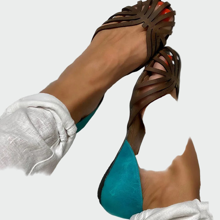 Leikkauksilla | kaksivärisellä yksityiskohdalla varustetut sandaalit