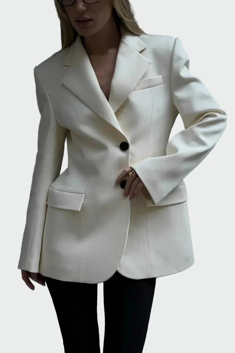 Tyylikäs Takki | Vakuuttavalla Leikkauksella ja Napilla