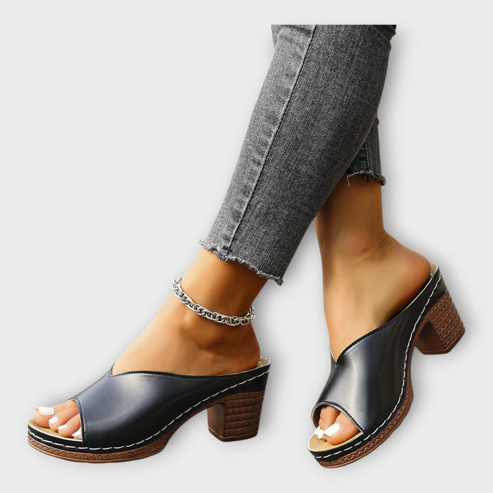 Paksupohjaiset sandaalit | avonaisella kantapäällä